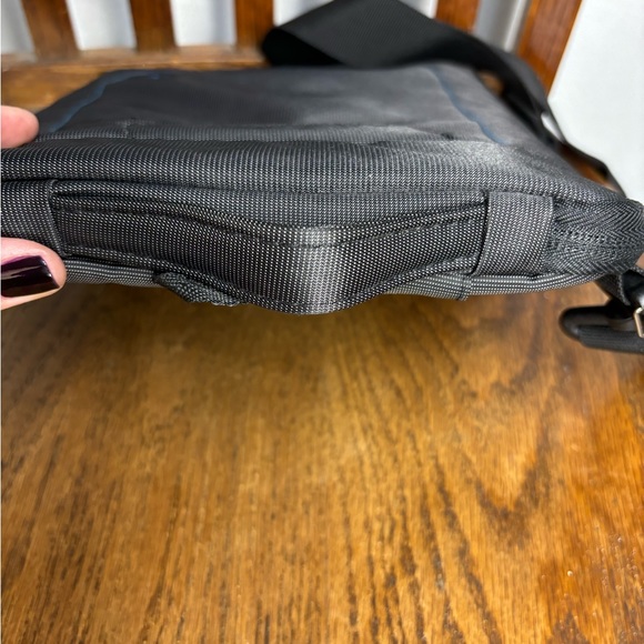 STM tablet bag. Almost new. Gray and blue with long strap. Padded bag - Picture 3 of 8